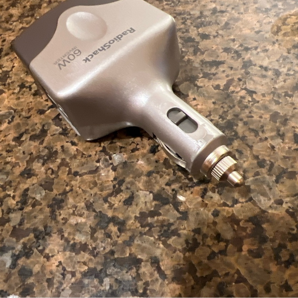 RadioShack 60W Inverter‎ - Picture 4 of 9